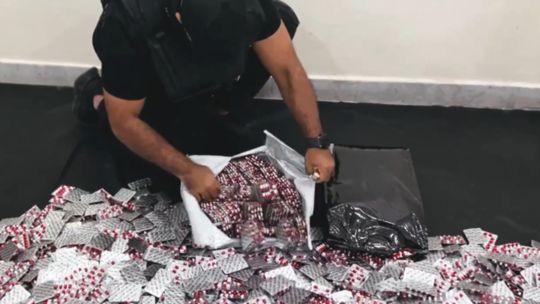 الخليج اليوم .. الكويت.. ضبط شبكة تهريب مخدرات تضم موظفَين بالإدارة العامة للجمارك (فيديو)
