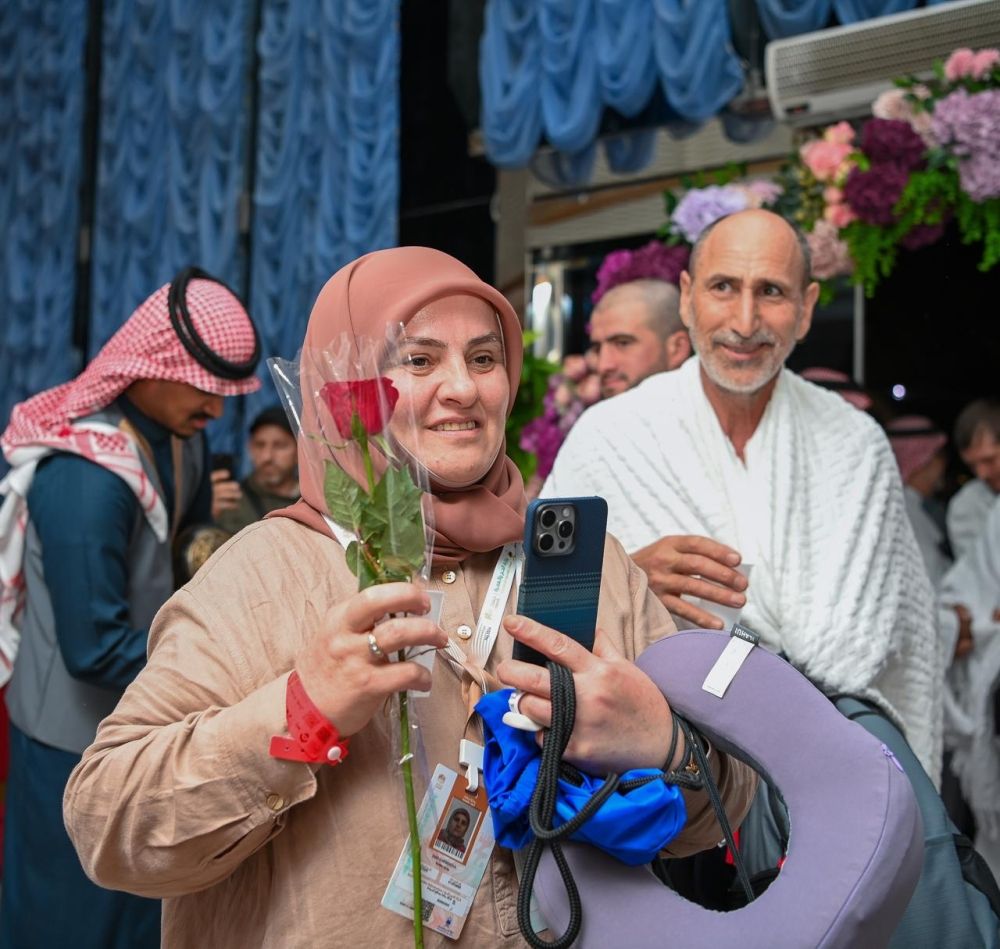 بالصور.. استقبال الفوج الأول من حجاج روسيا بالورود والهدايا