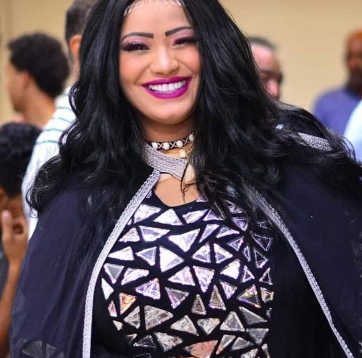 شاهد بالفيديو.. مطربة “مصرية” تشعل حفل غنائي بالأغنية السودانية “شيخ أب حراز” وتقدمها على طريقة الفنانة الراحلة نونة العنكبوتة