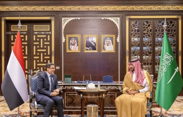 رئيس الحكومة بن مبارك يناقش أولوية الدعم العاجل لليمن مع وزير الدفاع السعودي