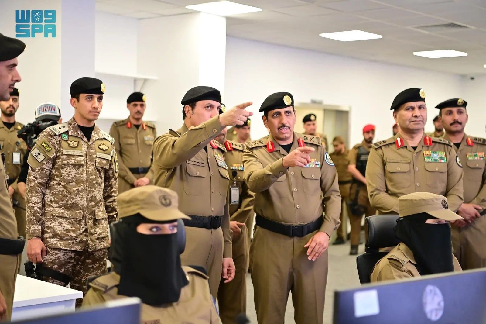 السعودية | مدير الأمن العام يتفقد قيادة القوات الخاصة لأمن الطرق بالشميسي ويدشن مركز المراقبة الميدانية