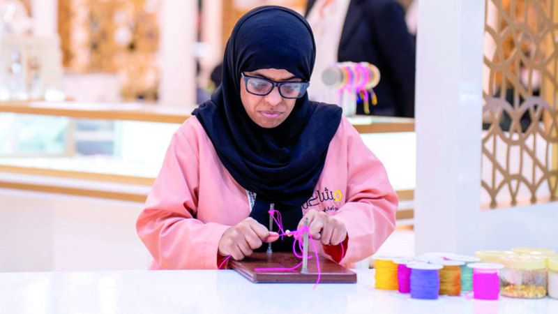 الامارات | حصة المندوس تتحدى الإعاقة السمعية بـ «أساور الياسمين»