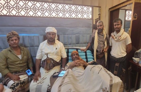 بعد إصابة أحد العمال قنصاً.. - مبادرة فتح طريق البيضاء مأرب: مهمتنا أوشكت على الانتهاء وستفتح الطريق رسمياً