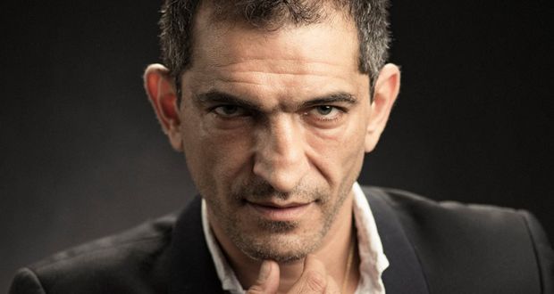 بناة الأهرامات ليسوا بشراً والمصريون مسحورون… تصريحات صادمة للمشاهير عن مصر