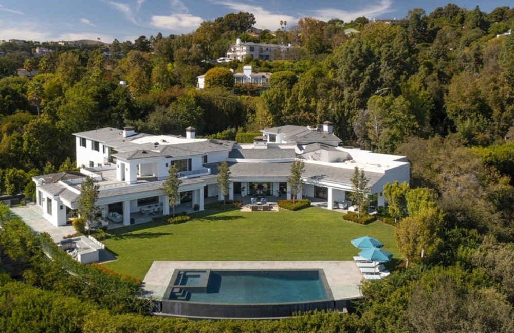 هل عرض بن أفليك وجينيفر لوبيز “منزل الزوجية” للبيع؟