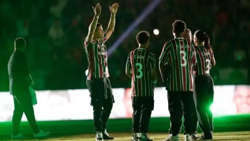الامارات | "استقبال الأبطال" للنجم البرازيلي تياغو سيلفا بعد عودته إلى "منزله"