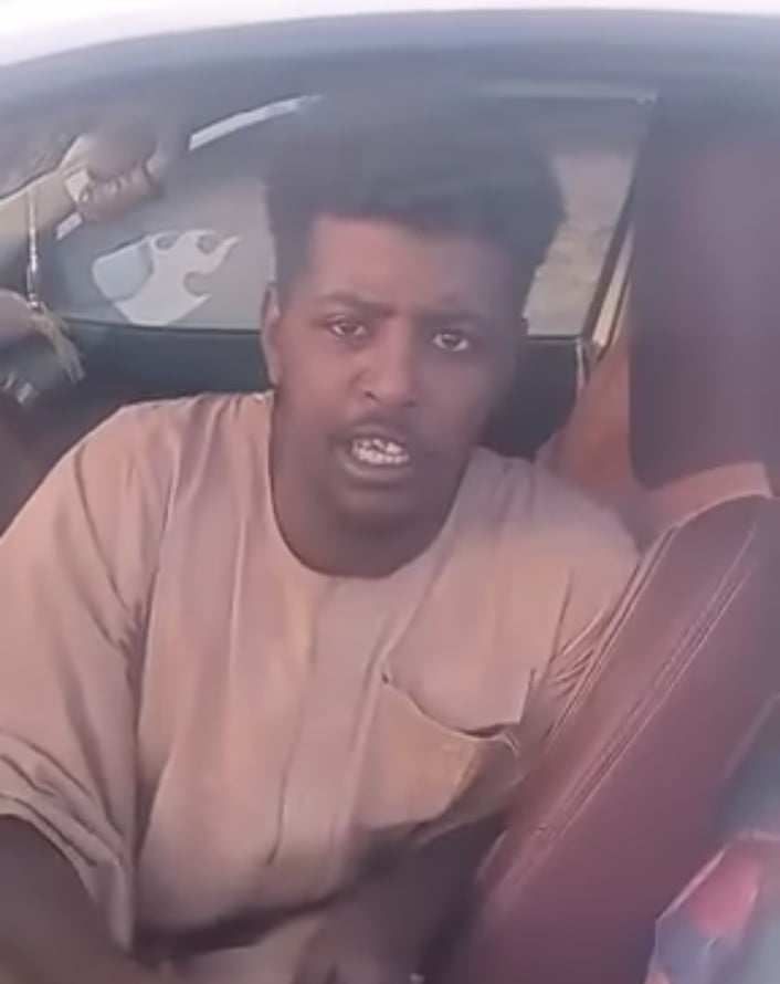 شاهد بالفيديو.. شاب من أبناء “الشوايقة” يتوعد القائد الميداني للدعم السريع “جلحة”: كان فضلت براي في السودان ما بخليك (جاك الوادي سايل أبقى راجل عوم والمطر البدون براق جاك يا الشوم)