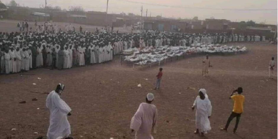 شاهد بالفيديو.. شباب قرية ود النورة التي فقدت أكثر من 180 شهيد خلال مجزرة الدعم السريع يوجهون رسالة قوية لقائد الجيش: (إما أن تسلحنا بسلاح 23 مضاد للطائرات وارتكازات أو نصبح طرف ثالث في الحرب)