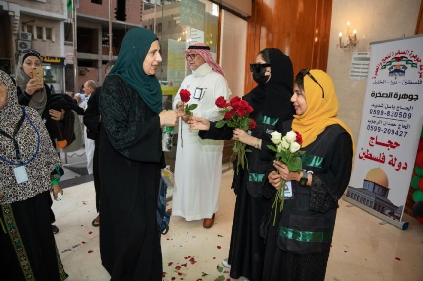 استقبال الفوج الأول من حجاج فلسطين بالورود وزمزم