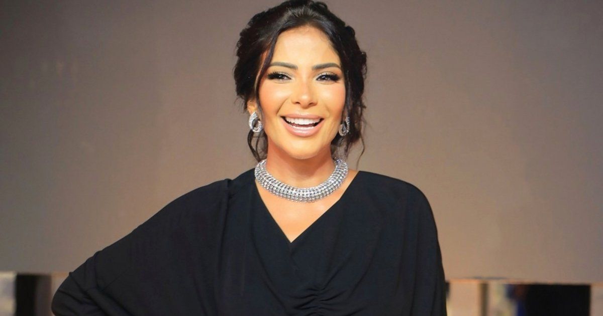 منى زكي تتألق بفستان صيفي أزرق وهذا سعره