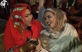 شاهد بالفيديو.. الفنانة إنصاف مدني تضع زميلتها ندى القلعة في “فتيل” ضيق: (هسا بتجيك نفس تحملي في أوضة وبرندة وسط 13 نفر وفي ظروف الحرب دي؟)