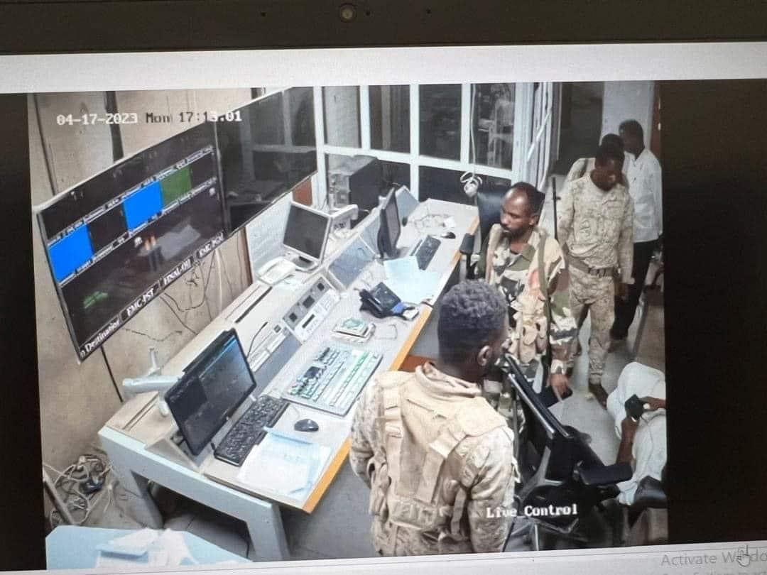 شاهد.. صور تثبت أن الدعم السريع هو من أطلق الرصاصة الأولى.. ظهور المستشار السياسي لحميدتي يوسف عزت داخل مباني التلفزيون في صبيحة يوم الحرب استعداداً لإذاعة البيان