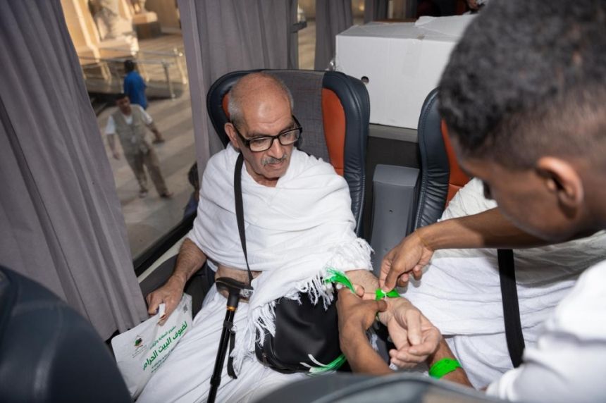 استقبال الفوج الأول من حجاج فلسطين بالورود وزمزم