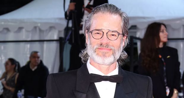 فنان أسترالي بعد حذف علم فلسطين من صورته: وصمة عار!