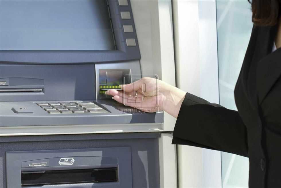 تعرف على رسوم السحب من ماكينات ATM في جميع البنوك
