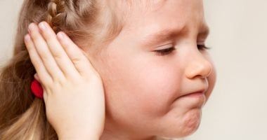 كيف تؤثر التهابات الأذن المزمنة في مرحلة الطفولة على السمع؟