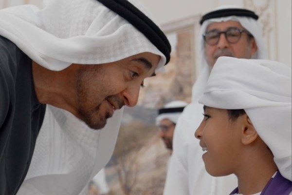 رئيس الدولة يستقبل اثنين من الأطفال من مشجعي نادي العين