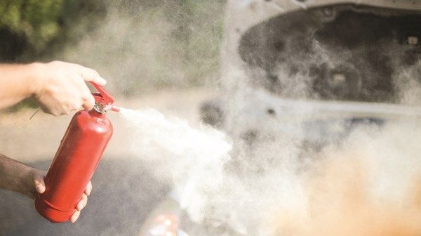 «أبوظبي للدفاع المدني»: 8 إجراءات وقائية لمنع حرائق المركبات