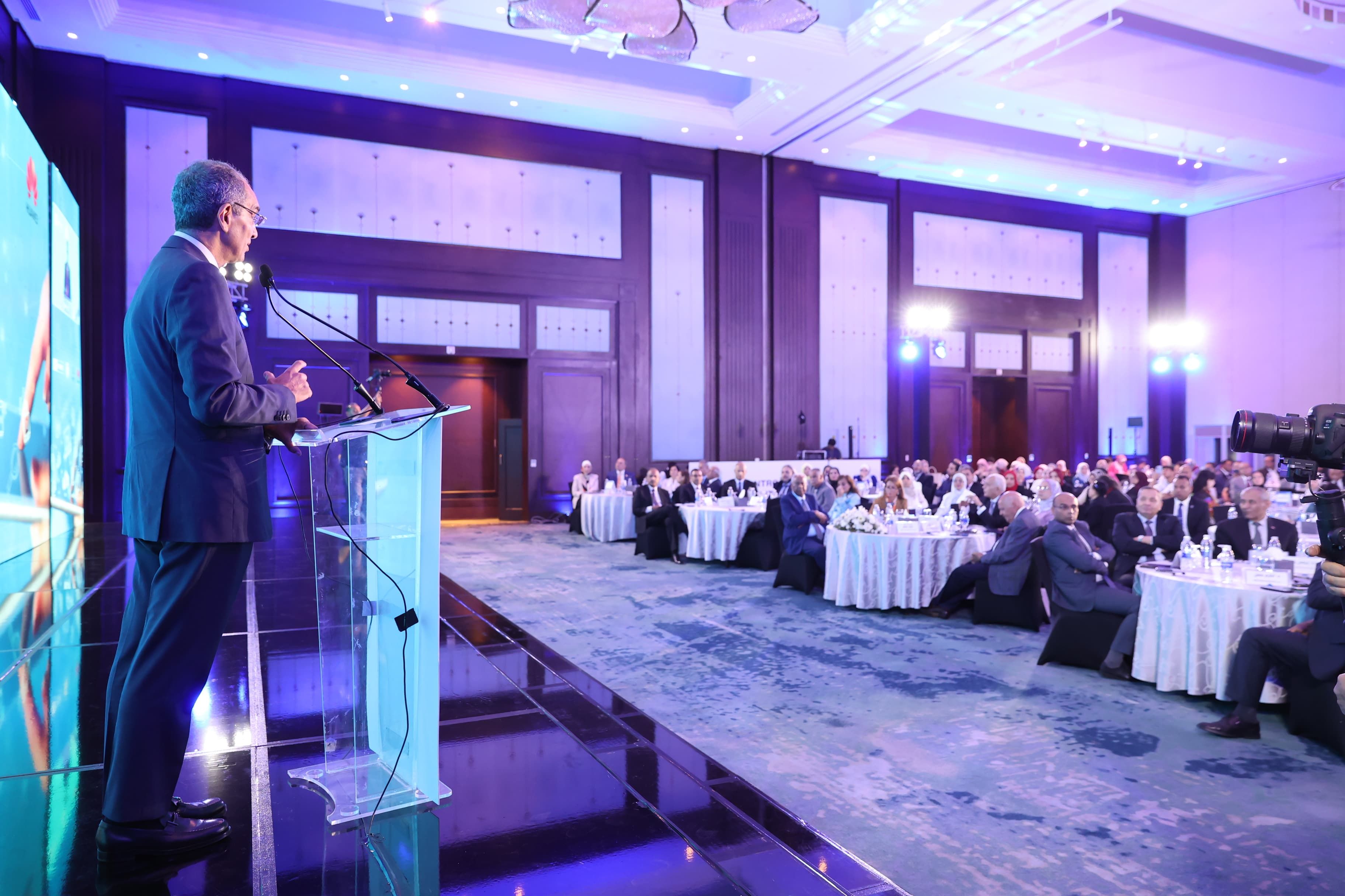 وزير الاتصالات: تطوير مناهج تكنولوجيا المعلومات وتطويع الذكاء الاصطناعى لتعليم أكثر فعالية