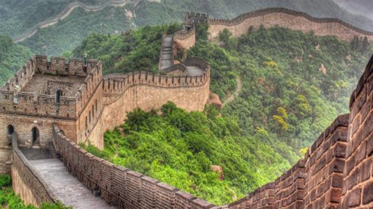 الامارات | لأول مرة .. روبوت يمشي كالإنسان على سور الصين العظيم