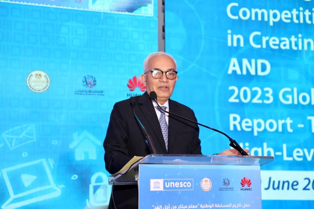 وزير الاتصالات: تطوير مناهج تكنولوجيا المعلومات وتطويع الذكاء الاصطناعى لتعليم أكثر فعالية