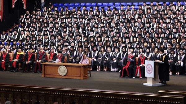 بدور القاسمي تشهد حفل تخريج دفعة الربيع ب «أميركية الشارقة»