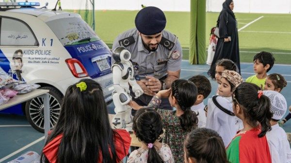 شرطة أبوظبي توظف الذكاء الاصطناعي في التوعية المرورية بالمدارس