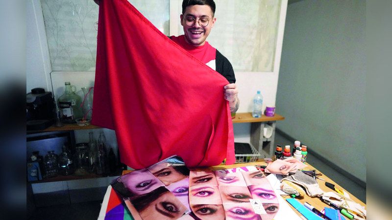 الامارات | مصمم يعيد تدوير لافتات الانتخابات إلى حقائب نسائية