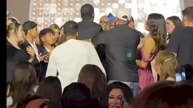 عمرو دياب يصفع معجباً.. غضب ومطالب باعتزاله وسجنه