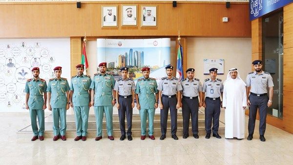 «شرطة أبوظبي» تُطلع نظيرتها في عجمان على ممارسات «كلنا شرطة»