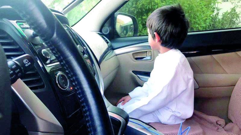 الامارات | 6 إجراءات لضمان سلامة الأطفال داخل السيارات