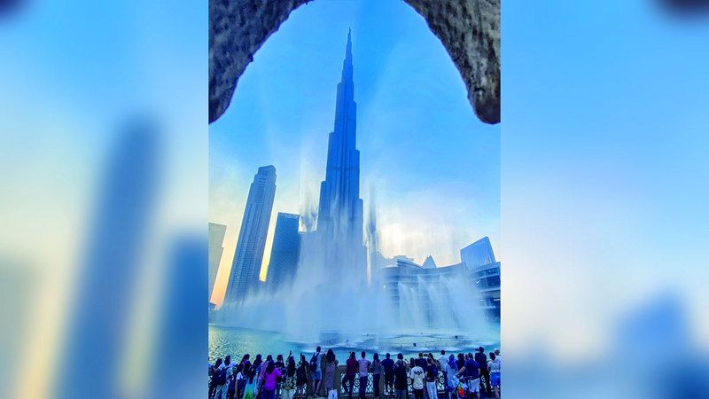 الامارات | لوحة ضخمة للسعادة في دبي