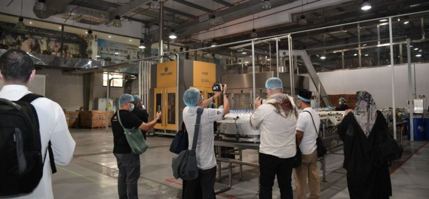 صور.. 29 وسيلة إعلامية خارجية تتطلع على آلية تعبئة ماء زمزم