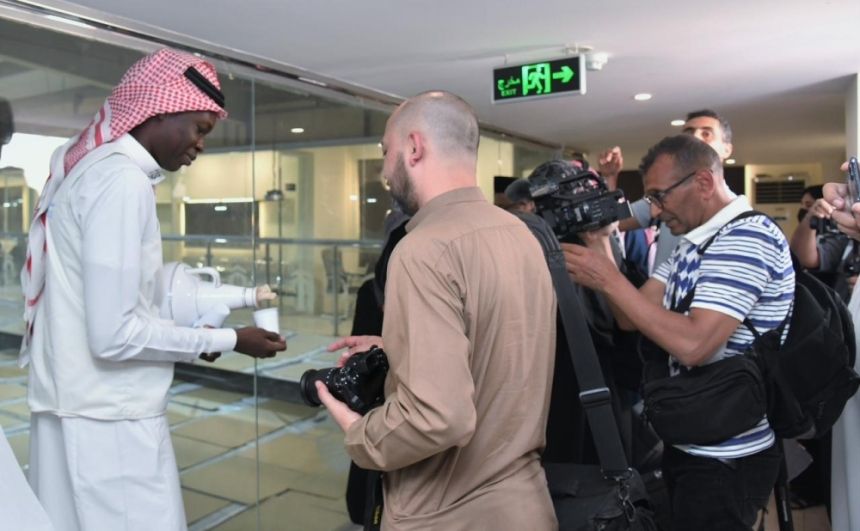 صور.. 29 وسيلة إعلامية خارجية تتطلع على آلية تعبئة ماء زمزم