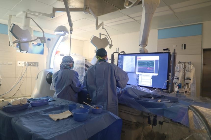 من المطار لمجمع الملك عبدالله الطبي.. إنقاذ حياة حاج مصري بقسطرة قلبية عاجلة