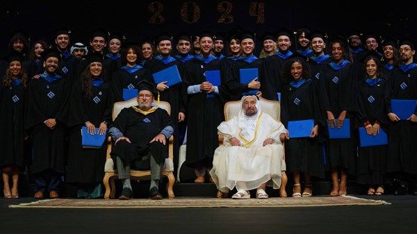 سلطان القاسمي يشهد تخريج دفعة من طلبة أكاديمية الشارقة للفنون الأدائية