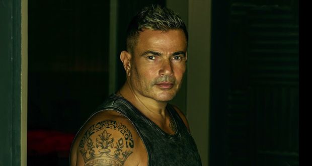 بعد صفعه أحد المعجبين.. حقيقة إحالة عمرو دياب للتحقيق