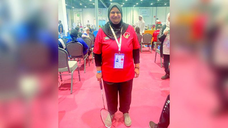 الامارات | مواطنة من أصحاب الهمم تعمل في الخياطة والتطريز.. وتُبدع في «السلة والريشة»