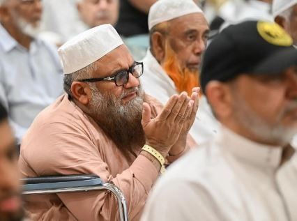 صلاة ودعاء.. أجواء إيمانية يعيشها الحجاج بالمدينة المنورة