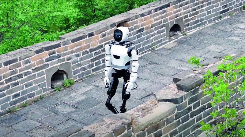 الامارات | أول «روبوت» يمشي على سور الصين العظيم