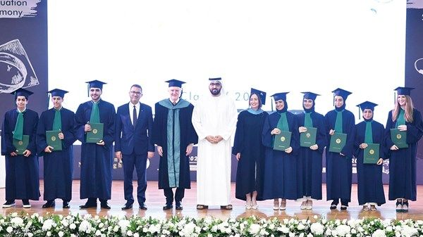 راشد المعلا يشهد حفل تخريج طلبة مدرسة الشويفات بأم القيوين