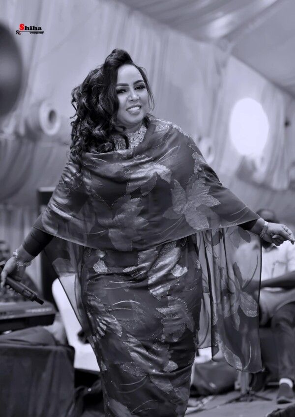 شاهد بالفيديو.. الفنانة هدى عربي تشعل حفل غنائي بوصلة رقص مثيرة على أنغام (لولة الحبشية) والجمهور يطلق “صافرات” الإعجاب