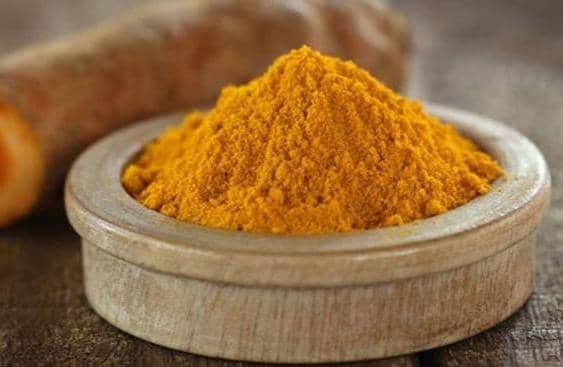 سعودية عشرينية تكشف 8 أسباب ستجعلكم تشربون ماء الكركم الساخن ابتداء من اليوم!