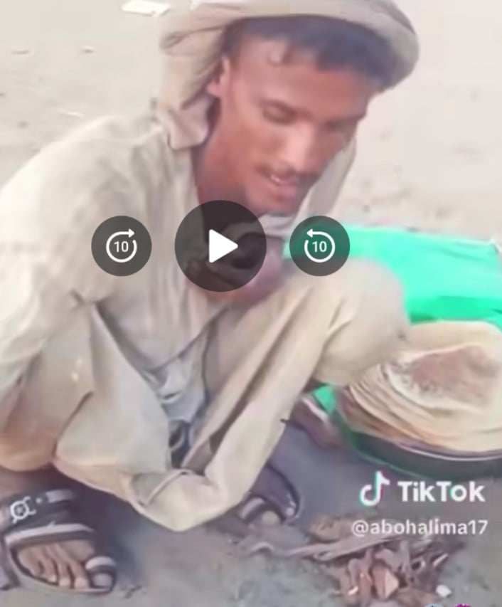 شاهد بالصورة والفيديو.. ظهر وهو يصنع “القراصة” ويتحدث الفرنسية بطلاقة.. شاب سوداني متخرج من أفضل الكليات بتقدير ممتاز لم يجد وظيفة وأجبرته الظروف على عمل متواضع في الخلاء
