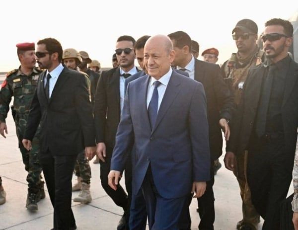 رئيس مجلس القيادة يعود إلى عدن ويتحدث عن دعم خليجي "قريبا"