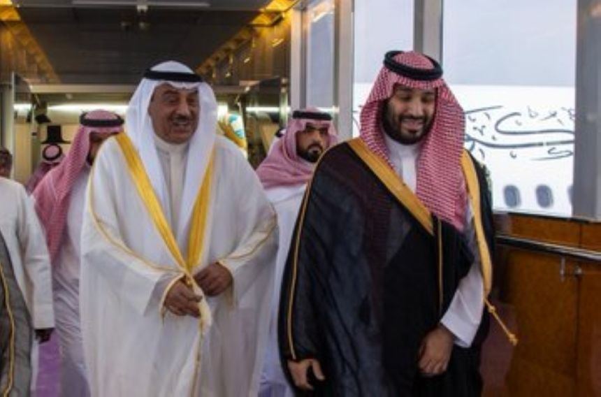 ولي العهد يستقبل ولي عهد الكويت لدى وصوله جدة