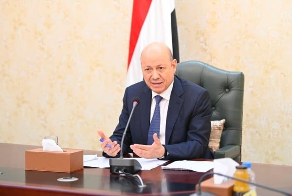 العليمي: أولويات المرحلة هي حشد الطاقات لمعركة إسقاط الانقلاب ومواجهة المشروع الإيراني