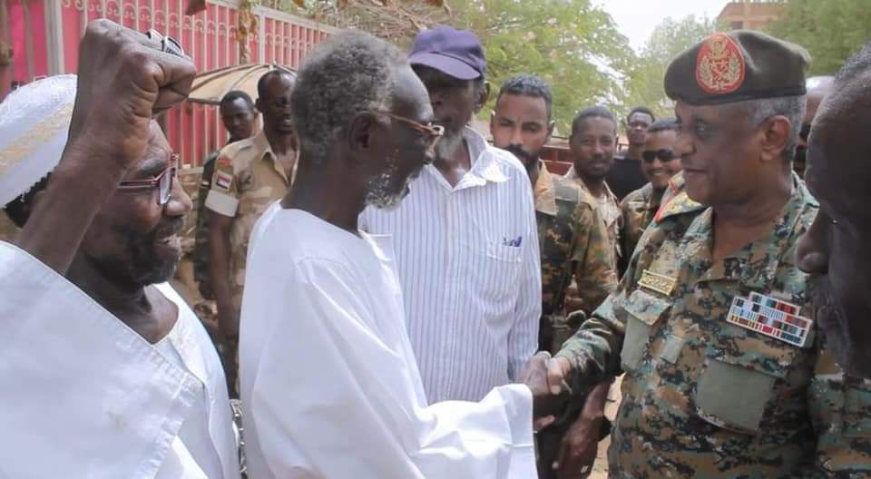 عضو مجلس السيادة مساعد القائد العام للقوات المسلحة ياسر العطا يزور أهل حي العباسية وبانت بأمدرمان