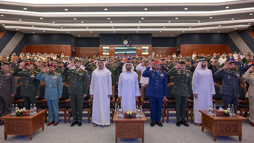 نهيان بن زايد يشهد حفل تخريج دورتي كلية الدفاع الوطني وكلية الحرب
