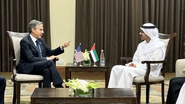 عبدالله بن زايد يلتقي بلينكن على هامش المؤتمر الدولي للاستجابة الإنسانية الطارئة في غزة